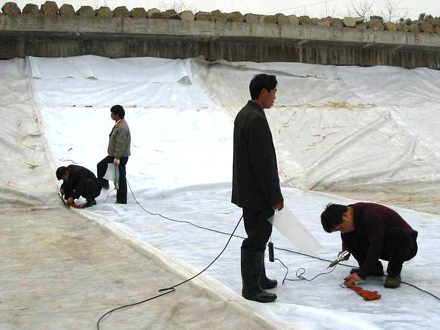 建筑膜冬雨季施工保护措施